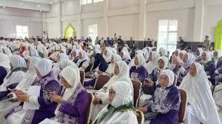 383 Jemaah Calon Haji Kendari menuju Embarkasi Makassar