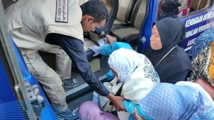 Bupati Azhari Lepas 27 Calon Jamaah Haji Buton Tengah Kloter 35