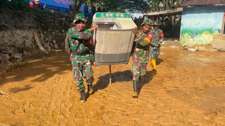 Pasca Banjir Kali Wanggu, TNI dan Warga Lakukan Pembersihan