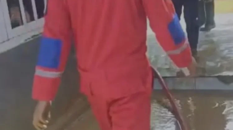 Damkarmat Kendari Turun Langsung Bantu Warga Terdampak Banjir dan Lumpur