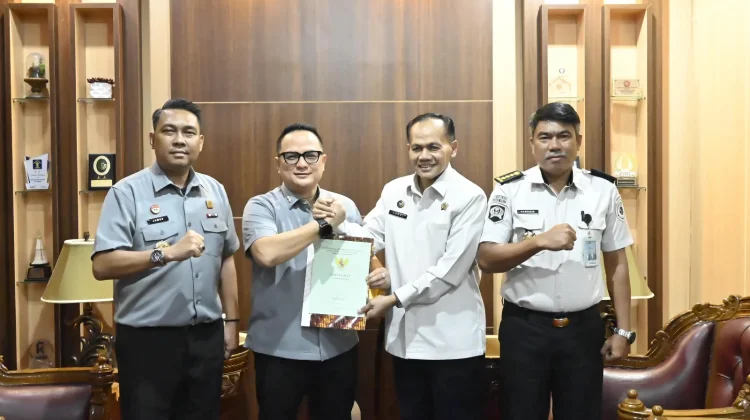 Kemenkum Sultra Serahkan Sertifikat BMN kepada Kanwil Ditjen PAS