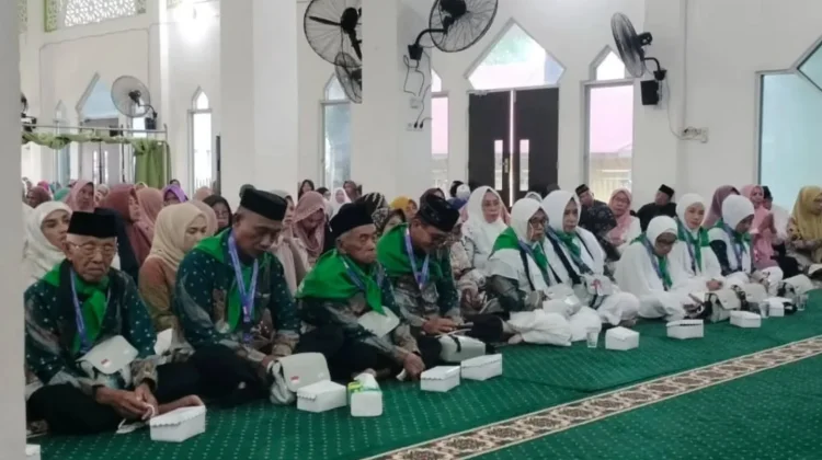 Bupati Afirudin Mathara Lepas Keberangkatan Calon Jamaah Haji Buton Utara