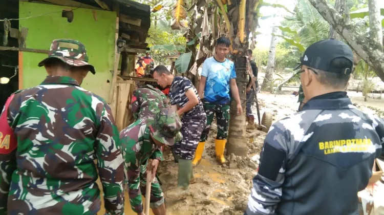 Pasca Banjir Wanggu, Personel Kodim 1417/Kendari Bersihkan Material Lumpur