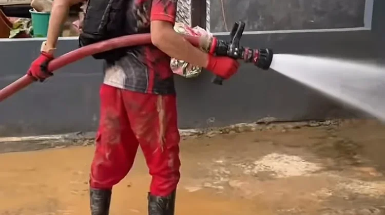 Pasca Banjir di Puri Taman Kendari, Warga Bersihkan Rumah dari Lumpur