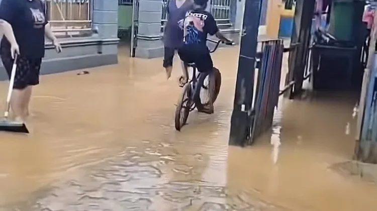 Pasca Banjir di Puri Taman Kendari, Warga Bersihkan Rumah dari Lumpur