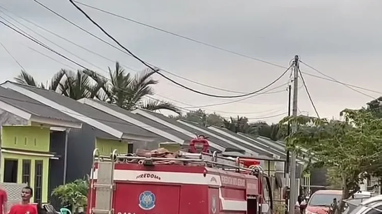 Pasca Banjir di Puri Taman Kendari, Warga Bersihkan Rumah dari Lumpur