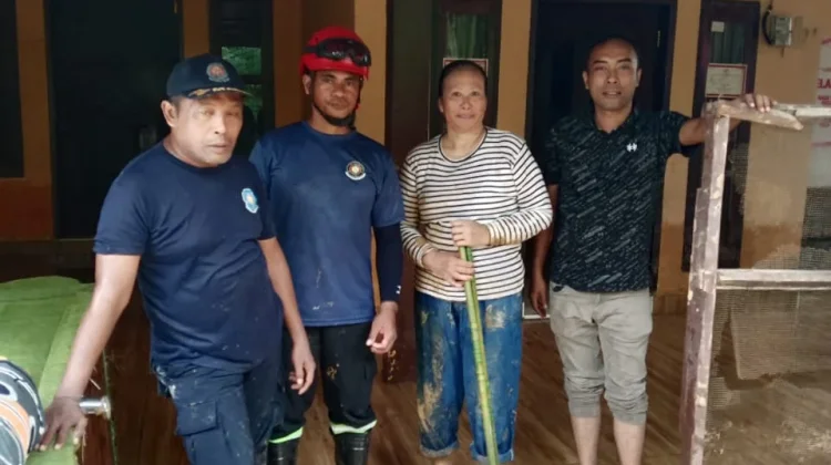 Kekuatan Mobil Damkar Kendari Bantu Bersihkan Lumpur Pascabanjir