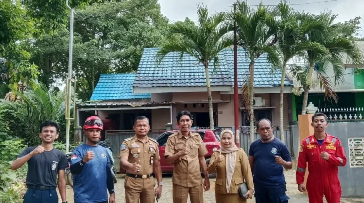 Tim Damkar Bantu Warga  Bersihkan Rumah, Sekolah dan Masjid Pascabanjir