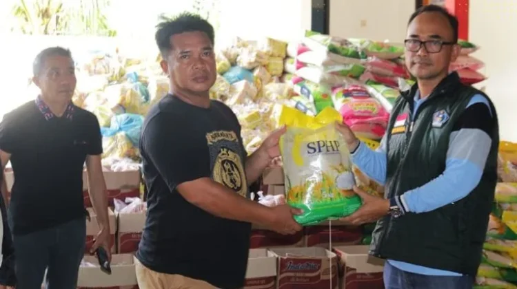 Pemkot Kendari Distribusikan Bantuan Pangan Warga Terdampak Banjir di Wua-Wua