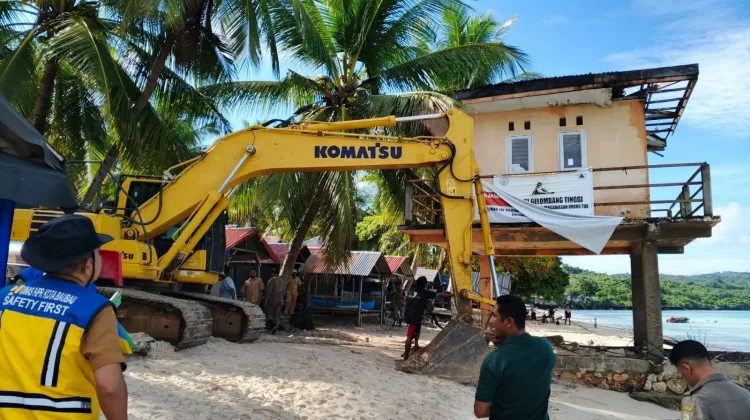 Pemkot Baubau Bongkar Menara Pandang Pantai Nirwana