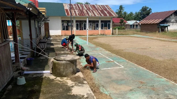 Hidupkan Gotong Royong, Koramil Lainea Benahi Fasilitas Olahraga Desa