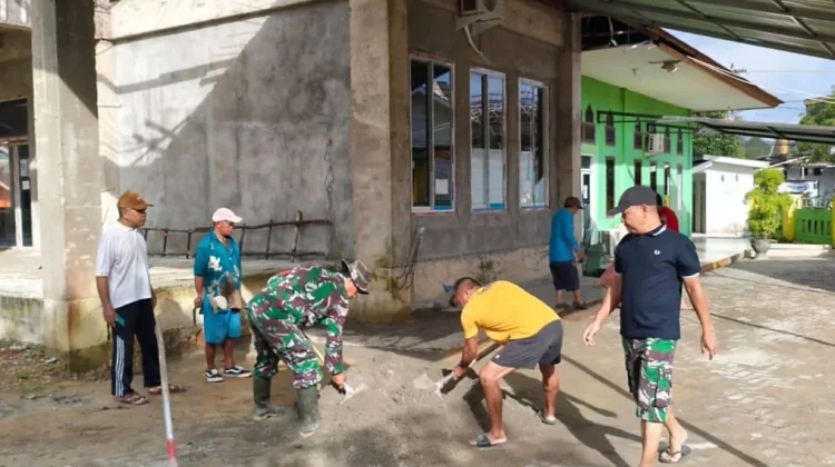 Bersama Puluhan Warga, Babinsa Mandonga Gelar Kerja Bakti di Komplek Teporombua