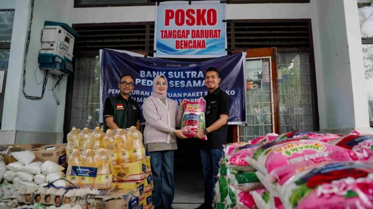 Bank Sultra Salurkan CSR 300 Paket Sembako Warga Terdampak Banjir di Kendari