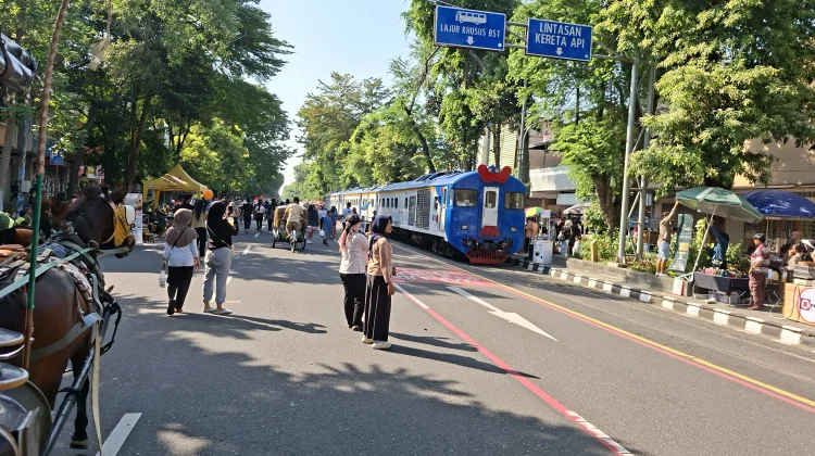 Daya Tarik Rel Kereta di Sepanjang Jalan Utama