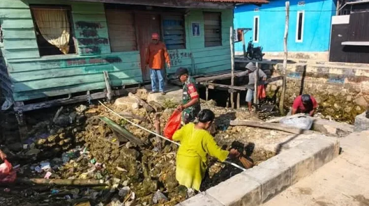 Warga dan TNI Bersihkan Lingkungan di Kecamatan Nambo