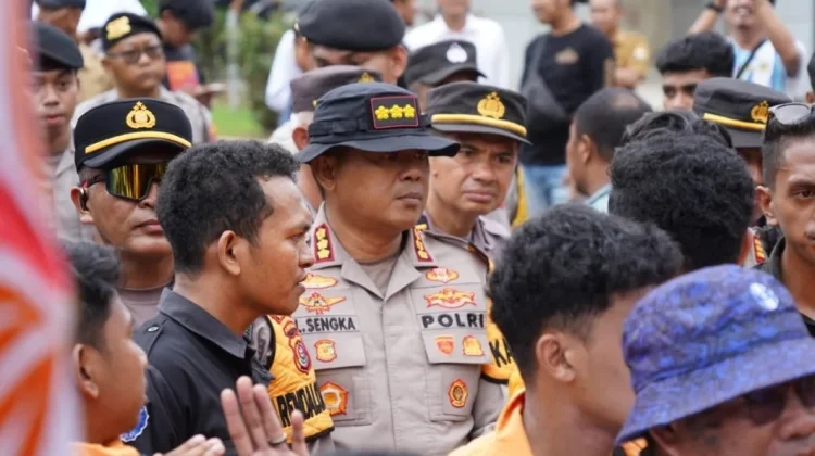 Polresta Kendari Kawal Aksi Mahasiswa di DPRD Sultra dengan Aman