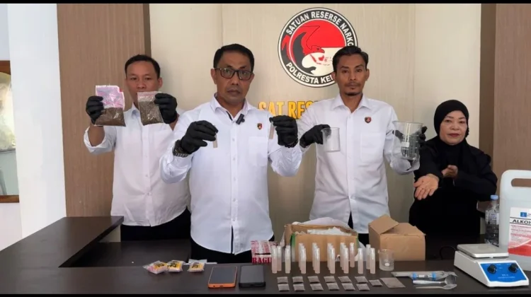 Polisi Bongkar Pabrik Tembakau Sintetis di Kendari