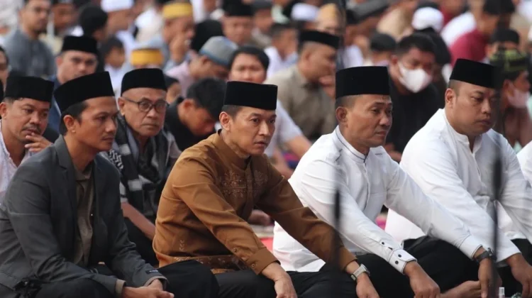 Bersama Warga, Kapolda Sultra Salat Iduladha di Lapangan Presisi