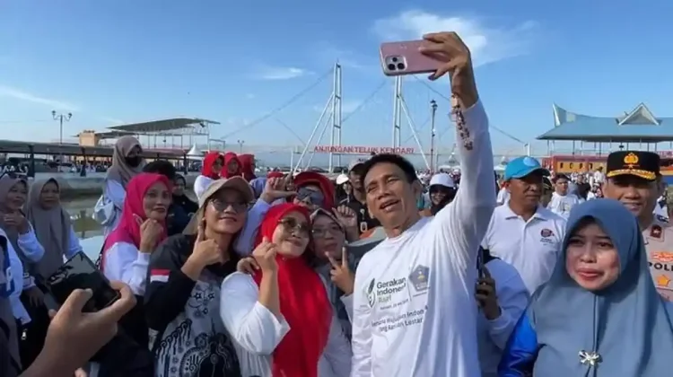 Wamendagri Akhmad Wiyagus Ikut Wisata Pungut Sampah di Anjungan Teluk Kendari
