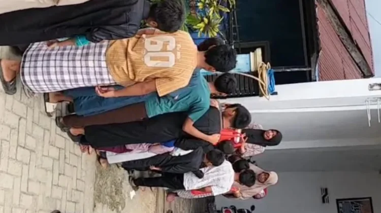 usai Sholat Jum'at, Jamaah Masjid Jannatul Baqi Sebar Nasi Kotak Daging Kurban
