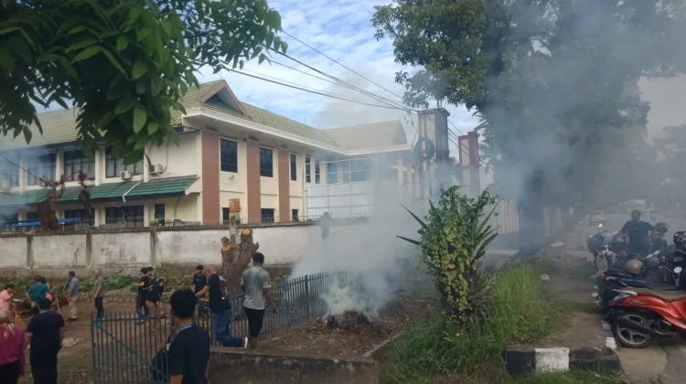 Kebersamaan Aksi Bersih Karyawan RRI Kendari di Rumah Dinas