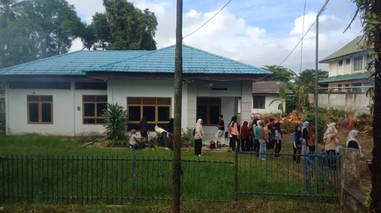 Aksi Kerja Bakti Keluarga Besar RRI Kendari di Rumah Dinas