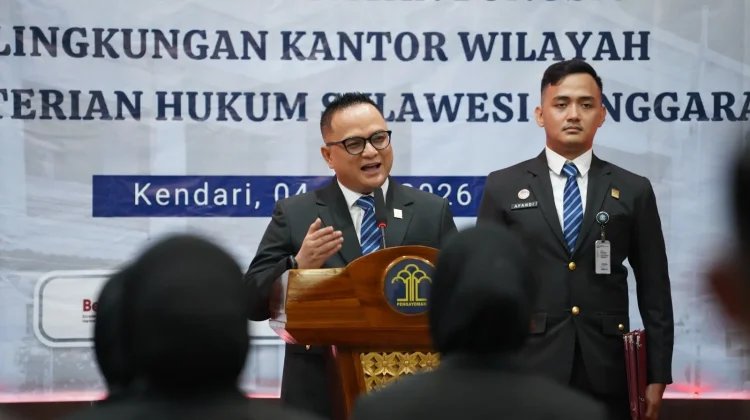 Kakanwil Kemenkum Sultra Lantik 12 PNS Baru