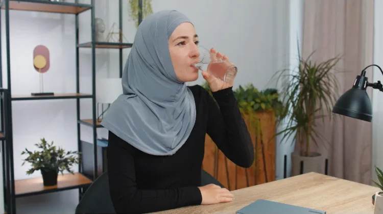 Benarkah Larangan Minum Berdiri Terbukti Secara Ilmiah?