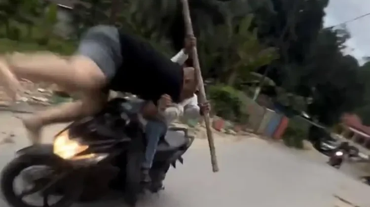 Remaja di Kendari Nekat Tabrak Warga hingga Terluka