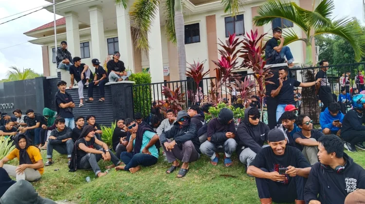 Ribuan Warga Lingkar Tambang PT WIN Padati PN Andoolo