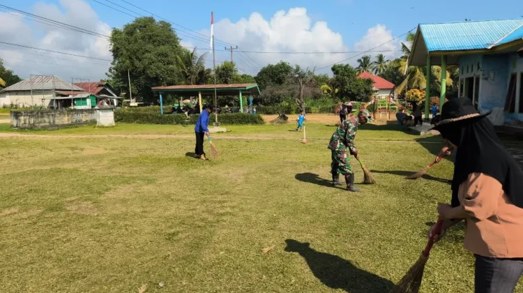 Babinsa Koramil Lambuya Bersama Perangkat Desa Bersihkan Fasilitas Umum di Uepai