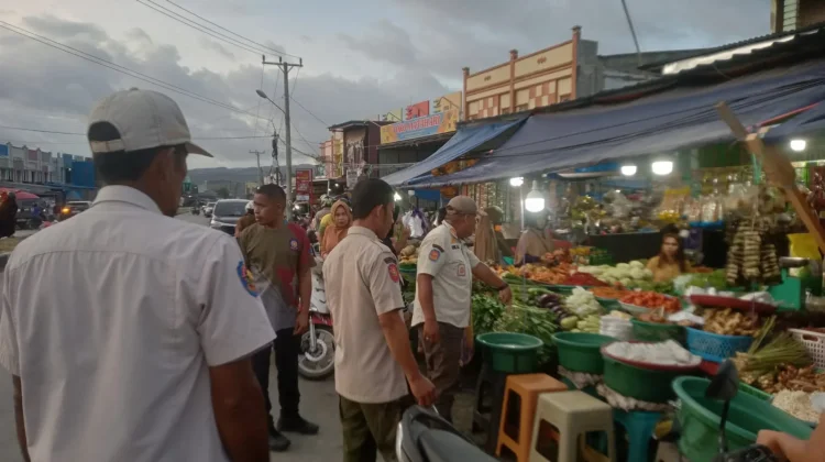 Satpol PP Kendari Tertibkan Pedagang di Trotoar Pasar Andonohu