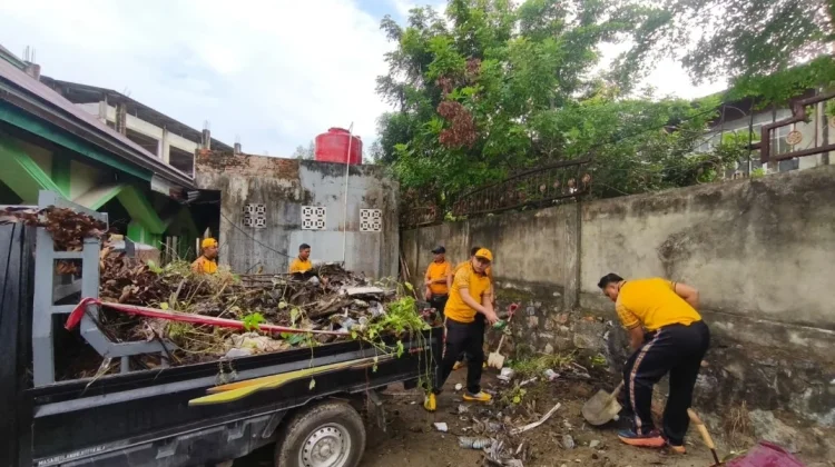 Sambut Hari Bhayangkara ke-80, Ditlantas Polda Sultra Bersihkan Rumah Ibadah