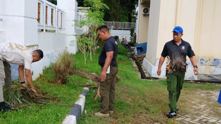 Jumat Bersih, Satpol PP Kota Kendari Rapikan Area Kantor dan Lingkungan Sekitar