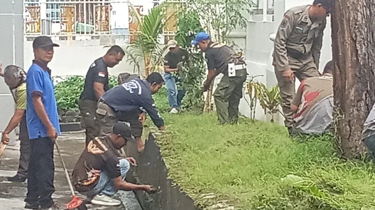Jumat Bersih, Satpol PP Kota Kendari Rapikan Area Kantor dan Lingkungan Sekitar