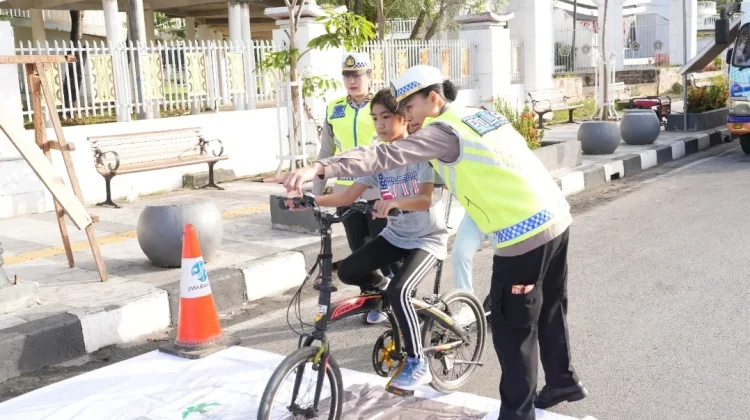 Manfaatkan CFD, Polwan Ditlantas Polda Sultra Gelar Aksi Polantas Menyapa