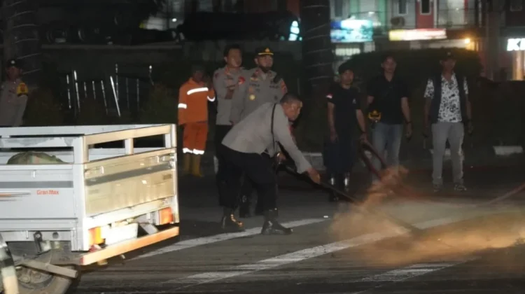 Pulihkan Fasilitas Publik, Polisi Bersihkan  Sisa Pembakaran Ban