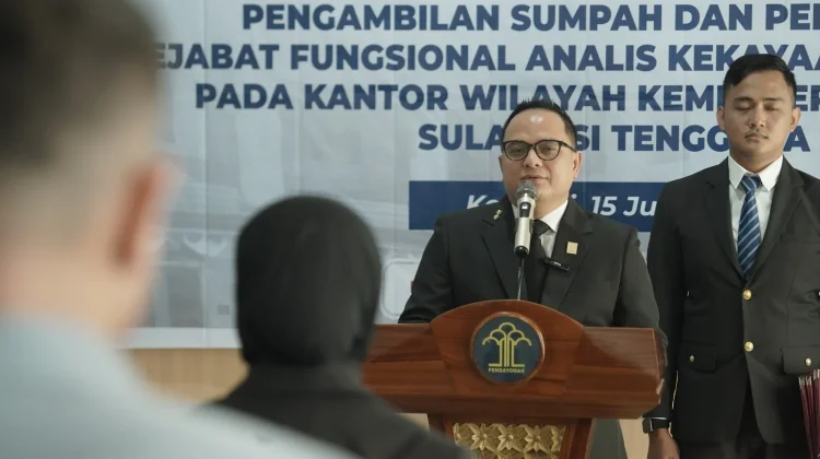 Kakanwil Kemenkum Sultra Lantik Tiga Pegawai
