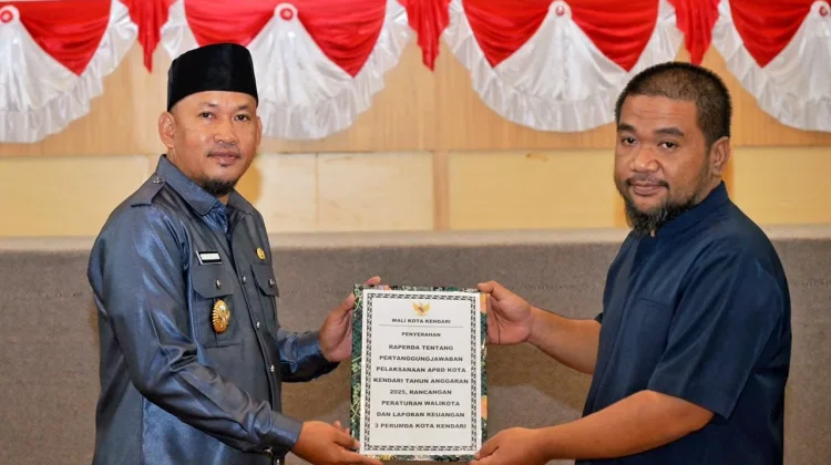 Pemkot Kendari Serahkan Raperda Pertanggungjawaban APBD 2025