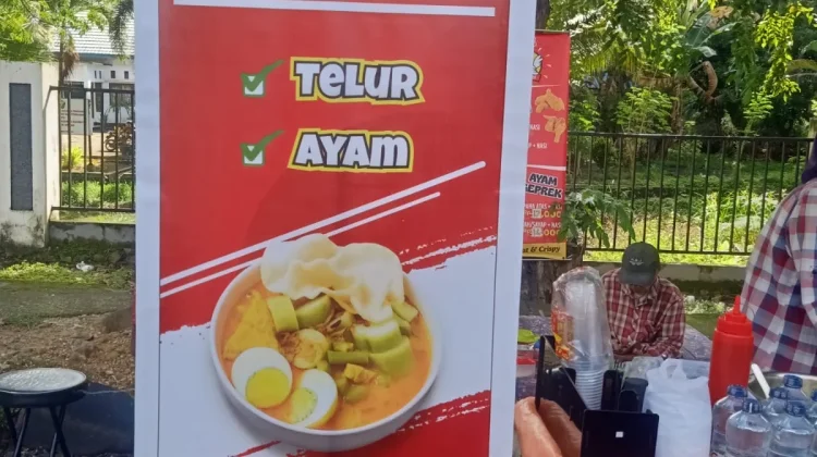 Pasturi di Kendari Jualan Lontong Sayur Depan Kantor BPN