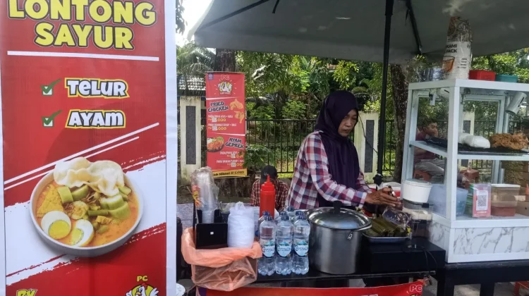 Pasturi di Kendari Jualan Lontong Sayur Depan Kantor BPN