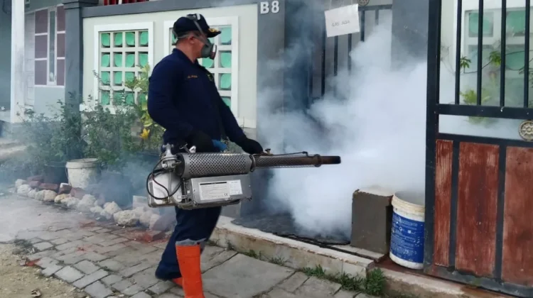 Tanggapi Keluhan Warga, Tim PJP Biddokkes Polda Sultra Gelar Fogging