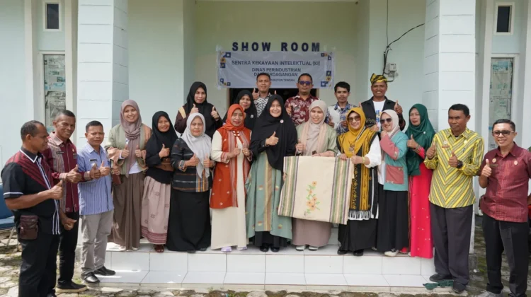 Kemenkum Sultra Bersama Pemkab Buteng Luncurkan Tenun Motif Bunga Labu