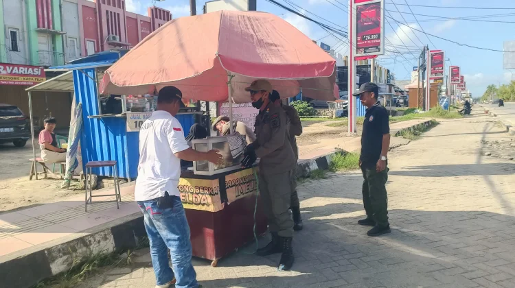 Satpol PP Kota Kendari Tertibkan Penjual Kue dan Makanan di Trotoar Jalan Martadu