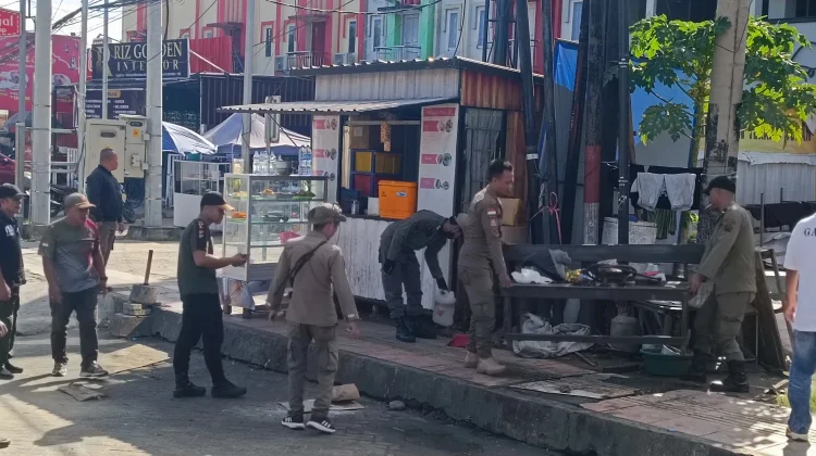 Satpol PP Kendari Tertibkan Lapak Trotoar Jalan Martandu