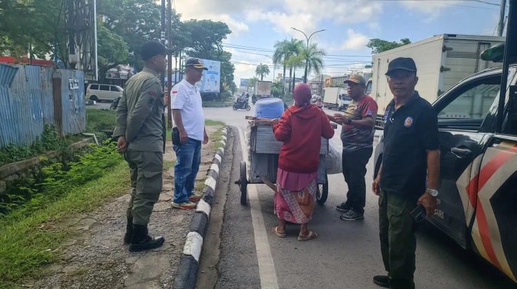 Satpol PP Kota Kendari Tertibkan Manusia Gerobak di Jalan Made Sabara