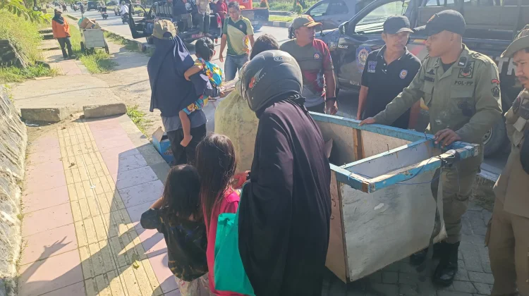 Satpol PP Kota Kendari Tertibkan Manusia Gerobak di Jalan Made Sabara