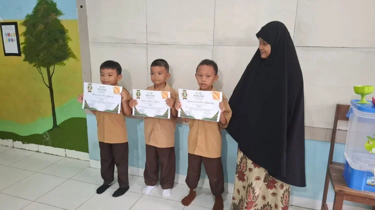 Sejumlah Sekolah di Kendari Bagikan Rapor, SDTQ Beri Apresiasi