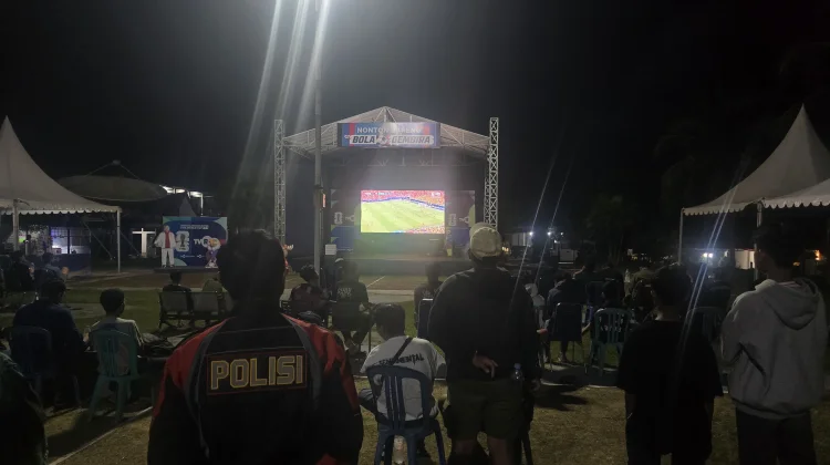 Euforia Warga Kendari Nobar Bola Gembira Belanda vs Swedia di TVRI Sultra