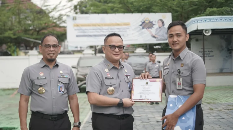 Kakanwil Kemenkum Sultra Berikan Penghargaan kepada Pegawai Berkinerja